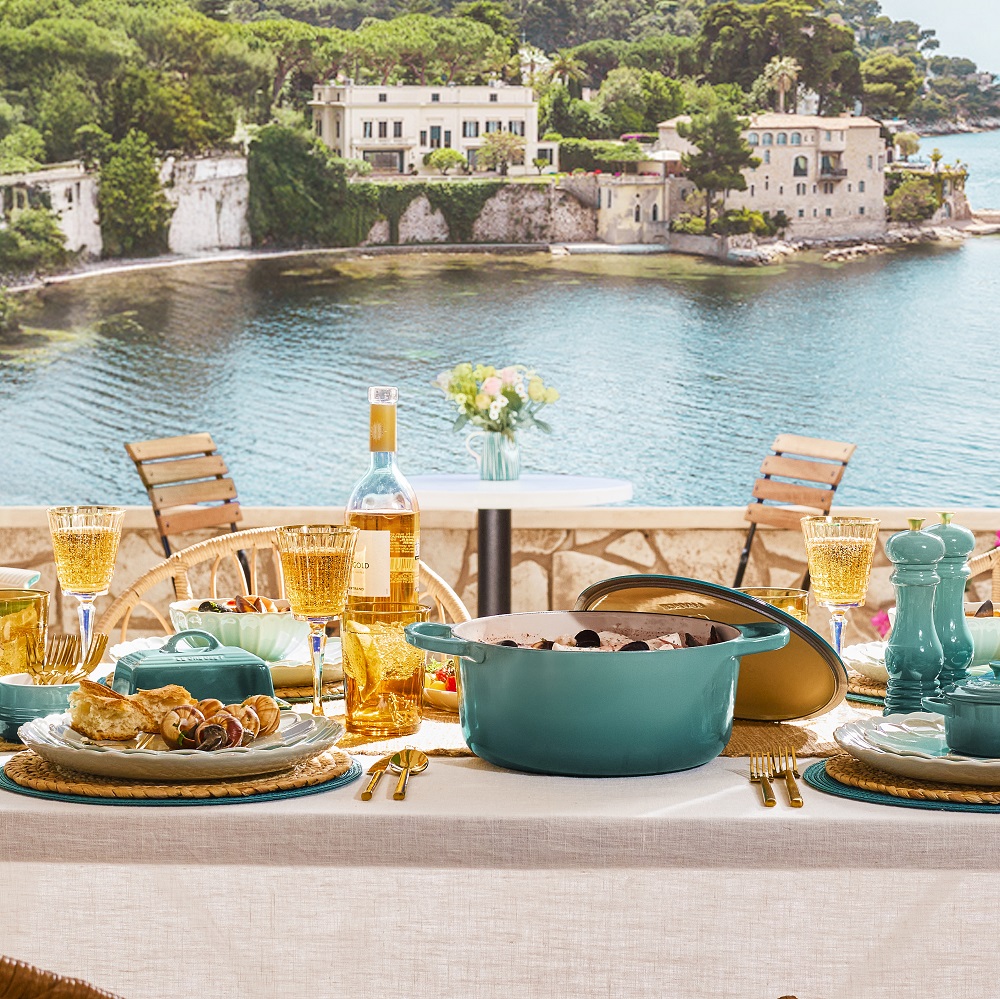 Le Creuset e o Encanto da Bleu Riviera